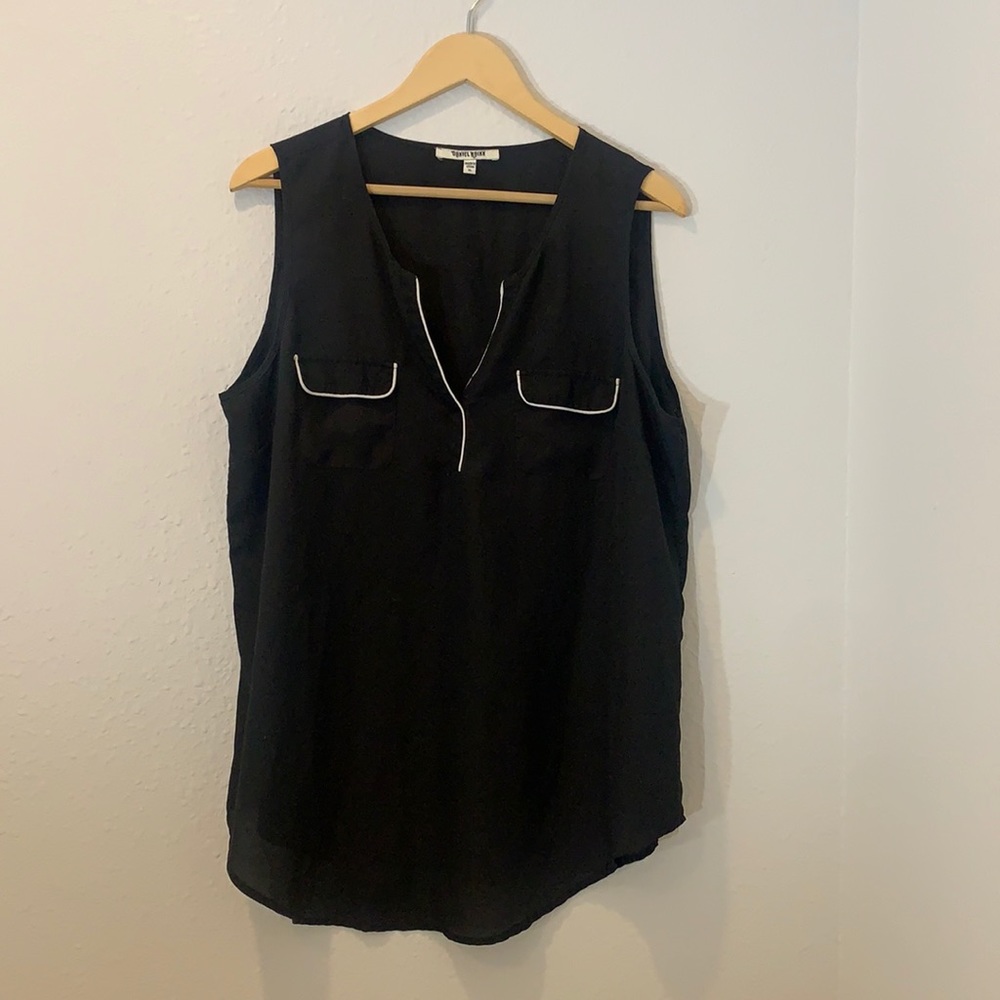 Daniel Rainn Lightweight Black Top With White Trim